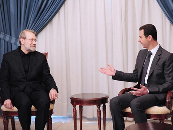 Ông Ali Larijani (trái) trong cuộc gặp với Tổng thống Syria Bashar al-Assad ngày 21/12. (Nguồn: AFP) Iran cam kết ủng hộ chính quyền Syria chống khủng bố ảnh 1