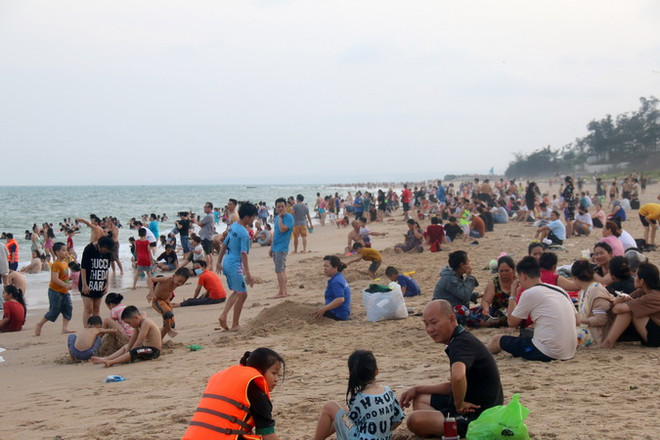 Bãi biển Đồi Dương (thành phố Phan Thiết) đông nghịt người dân và du khách trong ngày nghỉ lễ đầu tiên. (Ảnh: Nguyễn Thanh/TTXVN) Các khu, điểm du lịch Đà Nẵng và Bình Thuận hút khách du lịch dịp lễ ảnh 2