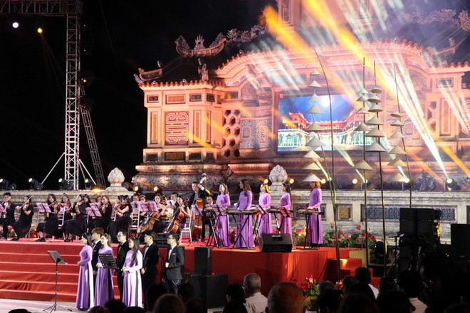 Chương trình biểu diễn nghệ thuật tại lễ khai mạc Festival nghề truyền thống Huế 2023. (Ảnh: Đỗ Trưởng/TTXVN) Festival nghề truyền thống Huế 2023: Lễ hội Quảng diễn đường phố ảnh 2