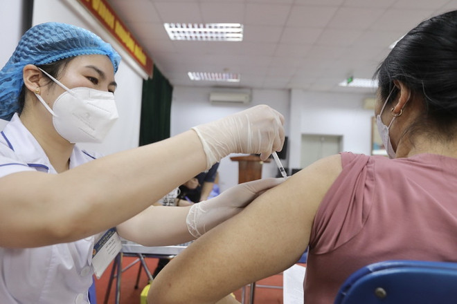 Nhân viên y tế quận Hai Bà Trưng tiêm vaccine phòng COVID-19 cho người dân tại điểm tiêm Nhà hộ sinh B, quận Hai Bà Trưng, ngày 24/4 vừa qua. (Ảnh: Minh Quyết/TTXVN) Chủ động khống chế và kiểm soát dịch COVID-19 dịp nghỉ lễ ảnh 3