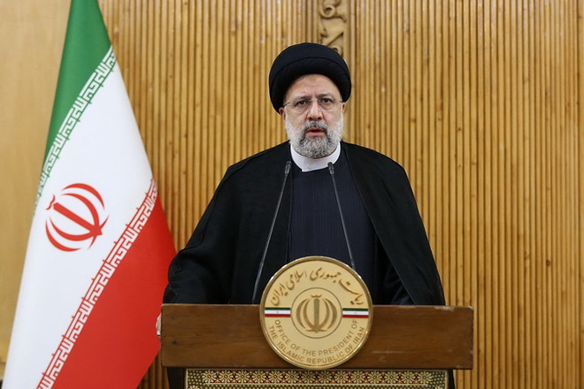 Tổng thống Iran Ebrahim Raisi trong một cuộc họp báo ở Tehran. (Ảnh: AFP/TTXVN) Tổng thống Iran Ebrahim Raisi dự kiến thăm Syria vào tuần tới ảnh 1