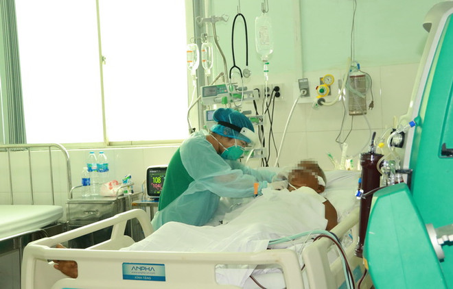Nhân viên y tế chăm sóc bệnh nhân COVID-19 tại Khoa Bệnh Nhiệt đới, Bệnh viện Chợ Rẫy Thành phố Hồ Chí Minh. (Ảnh: Đinh Hằng/TTXVN) Chủ động khống chế và kiểm soát dịch COVID-19 dịp nghỉ lễ ảnh 2
