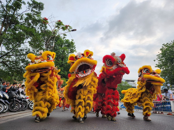Những bước nhảy điệu nghệ của đoàn lân cùng âm thanh trống kèn rộng ràng khiến không khí lễ hội Quảng diễn đường phố thêm sôi động, vui tươi. (Ảnh: Mai Trang/TTXVN) Festival nghề truyền thống Huế 2023: Lễ hội Quảng diễn đường phố ảnh 1