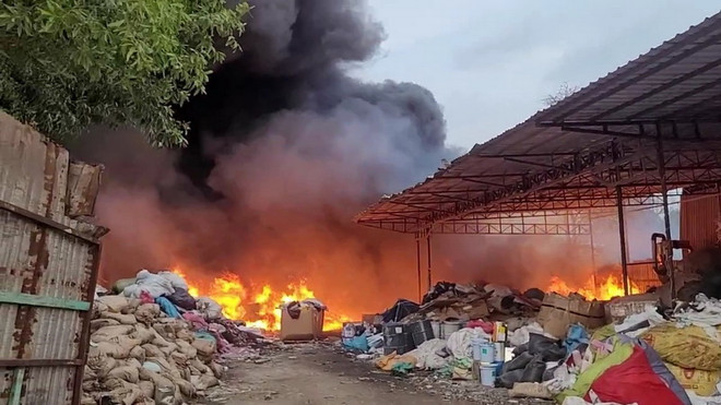 Khống chế thành công vụ cháy tại kho phế liệu ở Bình Dương ảnh 1