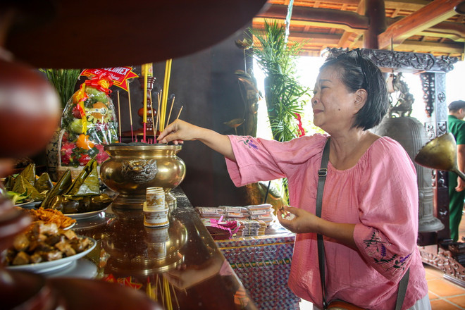 Thân nhân liệt sỹ xúc động dâng hương tưởng nhớ các liệt sỹ. (Ảnh: Giang Phương/TTXVN) ttxvn_2307_thanh nien xung phong (3).jpg