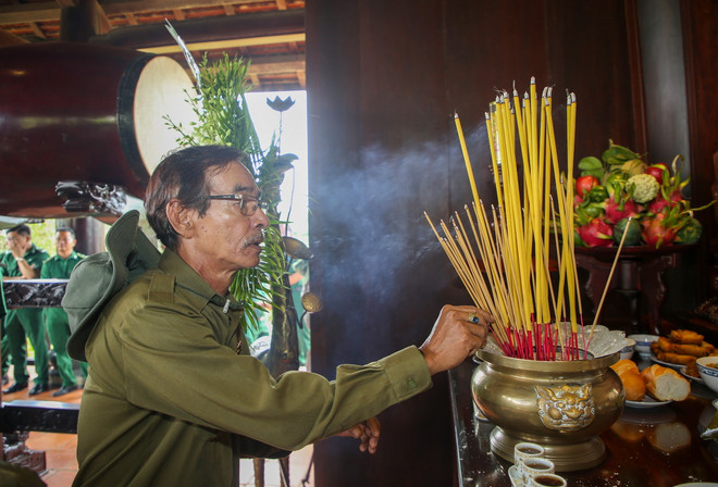 Cựu Thanh niên xung phong thắp hương tưởng niệm những đồng đội đã anh dũng hy sinh trên chiến trường biên giới Tây Nam. (Ảnh: Giang Phương/TTXVN) ttxvn_2307_thanh nien xung phong (4).jpg
