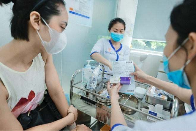 Nhân viên y tế giải thích cụ thể, rõ ràng cho người tiêm hiểu rõ thêm về vacvine phòng bệnh bạch hầu được tiêm. (Ảnh: Minh Quyết/TTXVN) ttxvn_2307_bach hau.jpg