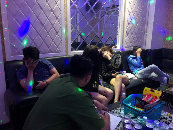 Hải Phòng: Hàng chục thanh niên ''mở tiệc đá'' trong quán karaoke ảnh 1