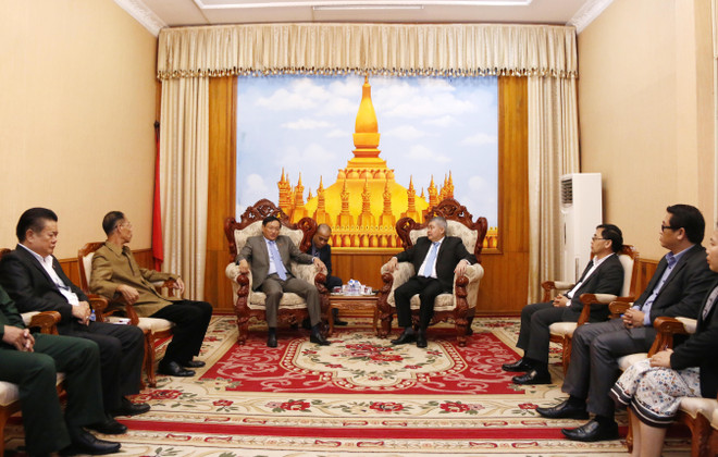 Đại sứ Nguyễn Bá Hùng trao đổi với Thứ trưởng Bộ Lao động và Phúc lợi xã hội Lào, ông Padeumphone Xonthavy về những thiệt hại do thiên tai mà người dân hai nước phải gánh chịu trong những ngày qua. Người Việt tại Lào hỗ trợ người dân vùng lũ lụt ở Savannakhet ảnh 2