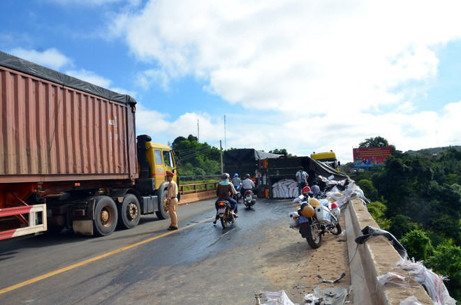 Xe container gây tai nạn ở Nam Định, làm 2 người thương vong ảnh 1