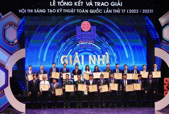 Các tác giả và nhóm tác giả đạt giải Nhì của Hội thi Sáng tạo kỹ thuật toàn quốc lần thứ 17. (Ảnh: Tuấn Anh/TTXVN) ttxvn_khoa hoc1.jpg