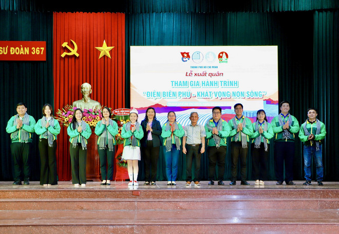Nghi thức xuất quân của tuổi trẻ Thành phố Hồ Chí Minh và Đoàn Thanh niên Cụm miền Đông Nam Bộ tham gia Hành trình “Điện Biên Phủ-Khát vọng non sông.” (Ảnh: Hồng Giang/TTXVN) ttxvn_giao luu DBP2.jpg