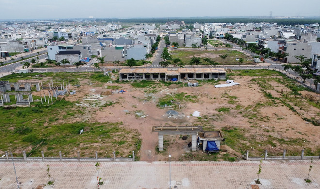 Việc thi công nhiều công trình xã hội tại Khu tái định cư Lộc An-Bình Sơn bị ngưng trệ trong thời gian dài. (Ảnh: TTXVN phát) ttxvn_khu_tai_dinh_cu_san_bay_long_thanh.jpg