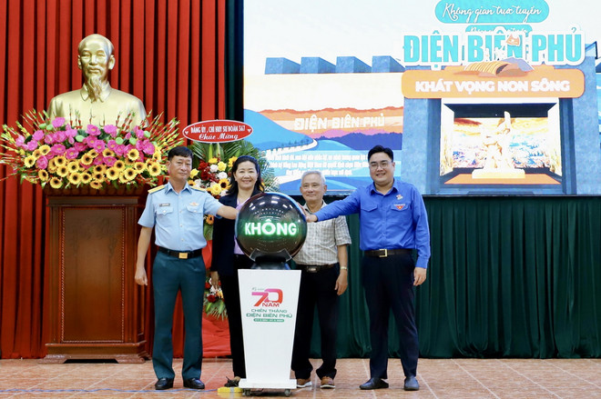 Các đại biểu thực hiện nghi thức khai mạc không gian trực tuyến “Điện Biên Phủ-Khát vọng non sông.” (Ảnh: Hồng Giang/TTXVN) ttxvn_giao luu DBP1.jpg