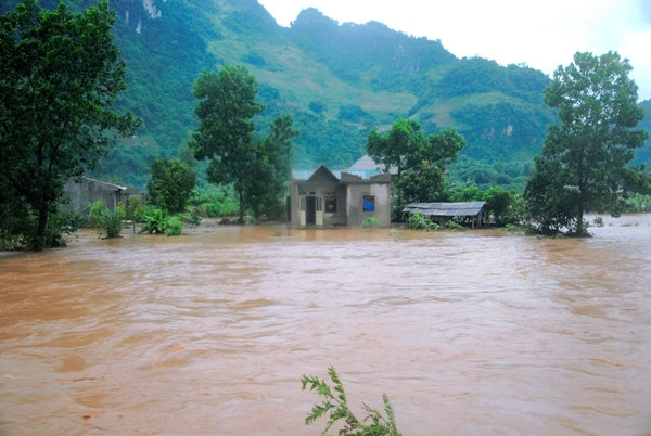 Lũ lớn trên sông Lô, báo động vượt trên cấp độ 2 ảnh 1