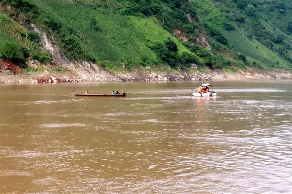 Đồng Nai: Lật thuyền ở giữa hồ, 2 em học sinh bị đuối nước ảnh 1