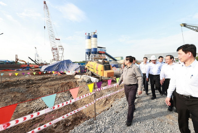 Thủ tướng Phạm Minh Chính kiểm tra tiến độ xây dựng cầu Nhơn Trạch. (Ảnh: Dương Giang/TTXVN) Thủ tướng Phạm Minh Chính khảo sát dự án Đường vành đai 3 tại TP.HCM ảnh 2