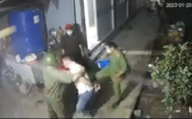 Đại úy Phan Văn Trung được cho là người mặc sắc phục công an xuất hiện trong clip đang gây xôn xao dư luận. (Nguồn: Cắt từ clip) Đình chỉ công tác Công an xã đánh người say rượu ở Bến Tre ảnh 1