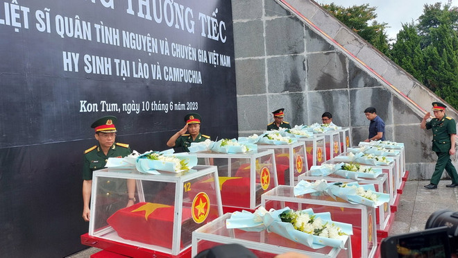 Kon Tum: An táng hài cốt quân tình nguyện hy sinh ở Lào và Campuchia ảnh 1