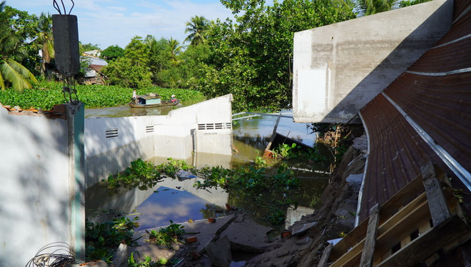 Đồng Tháp: Sạt lở nhấn chìm tiệm sửa xe và kho vật tư nông nghiệp ảnh 1