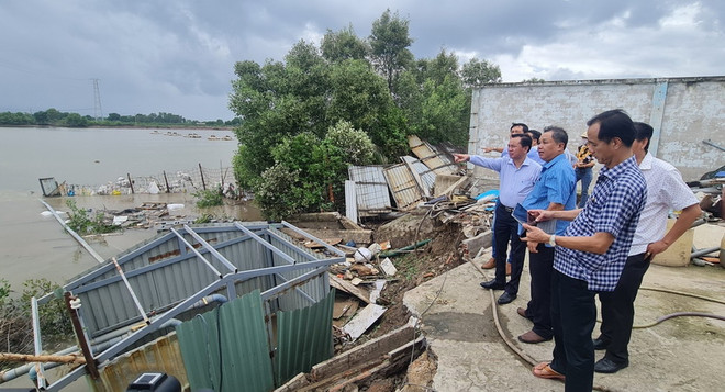 Phó Chủ tịch UBND tỉnh Bạc Liêu Phan Thanh Duy cùng lãnh đạo Sở Nông nghiệp và Phát triển Nông thôn khảo sát thực tế địa điểm xảy ra sạt lở xảy ra trên kênh xáng Cà Mau-Bạc Liêu, đoạn lộ cũ ấp II, xã Tân Phong, thị xã Giá Rai. (Ảnh: Tuấn Kiệt/TTXVN) Bạc Liêu: Khẩn trương thống kê thiệt hại, khắc phục các vụ sạt lở ảnh 1