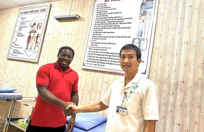 Người đàn ông Canada liệt 8 năm được bác sỹ TP.HCM chữa khỏi ảnh 1