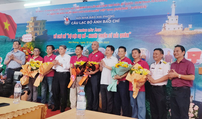 Hải Phòng: Trưng bày ảnh "Bộ đội Cụ Hồ-Người chiến sỹ Hải quân" ảnh 1