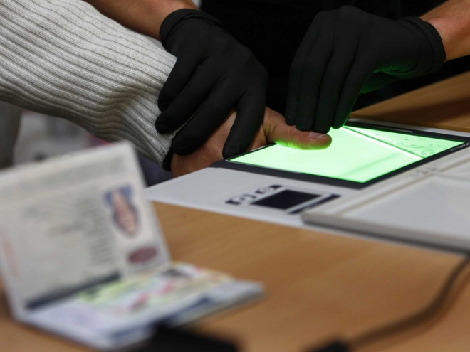 Đức tước thẻ căn cước của các đối tượng tình nghi khủng bố ảnh 1