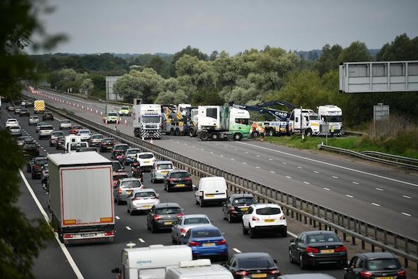 Tai nạn đường bộ nghiêm trọng tại Anh khiến 12 người thương vong ảnh 1