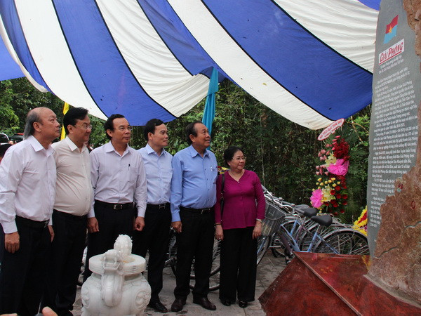 Phó Thủ tướng Trương Hòa Bình và các đại biểu tại bia kỷ niệm báo Giải phóng. (Ảnh Lê Đức Hoảnh/TTXVN) Phó Thủ tướng Trương Hòa Bình dự Lễ đặt bia kỷ niệm Báo Giải Phóng ảnh 1