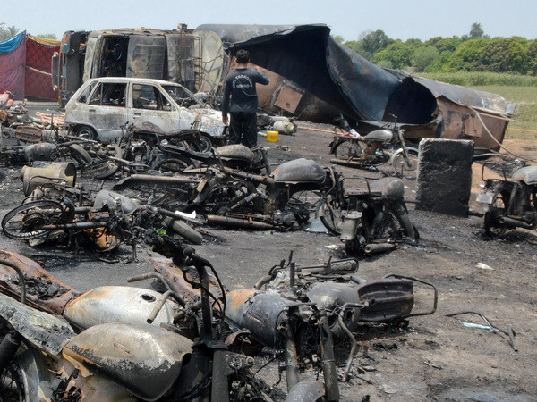 Số người tử vong tăng trong vụ cháy bồn chở dầu ở Pakistan ảnh 1