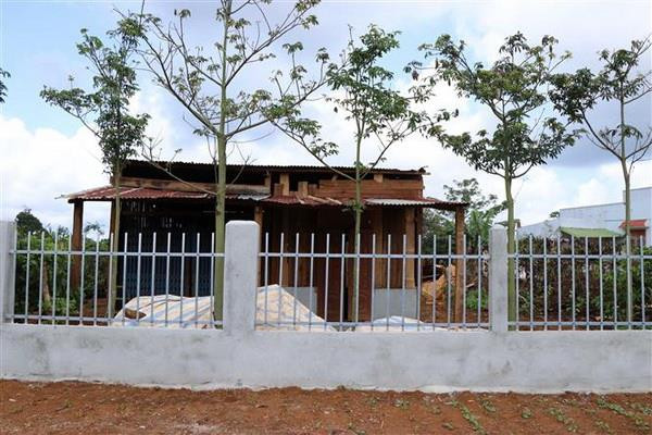 Một căn nhà được xây dựng tạm bợ, vội vàng, bên ngoài là một hàng rào bít kín, không có cả lối vào. (Ảnh: Hưng Thịnh/TTXVN) Đắk Nông: Nhà xây bất thường trên đất sắp thu hồi khai thác alumin ảnh 1
