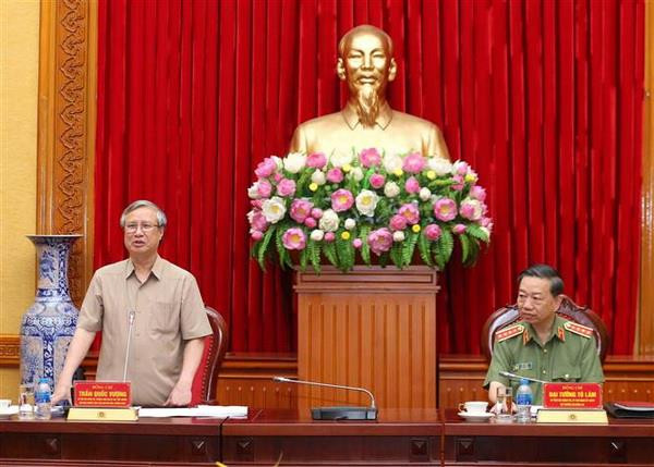 Thường trực Ban Bí thư Trần Quốc Vượng phát biểu chỉ đạo buổi làm việc. (Ảnh: Phương Hoa/TTXVN) Đoàn Tiểu ban Văn kiện Đại hội làm việc với Đảng ủy Công an Trung ương ảnh 1
