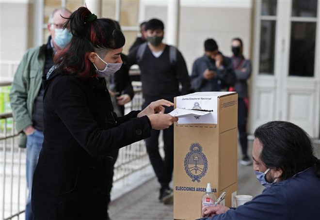 Cử tri bỏ phiếu trong cuộc bầu cử sơ bộ tại thủ đô Buenos Aires, Argentina ngày 12/9. (Ảnh: AFP/TTXVN) Argentina: Một loạt bộ trưởng xin từ chức sau cuộc bầu cử sơ bộ ảnh 1