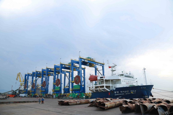 Quảng Ngãi xuất khẩu năm cẩu trục bánh lốp đến Ấn Độ ảnh 1