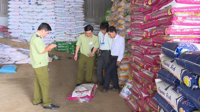 Tiêu hủy gần 200 tấn phân bón không rõ nguồn gốc, hết hạn sử dụng ảnh 1