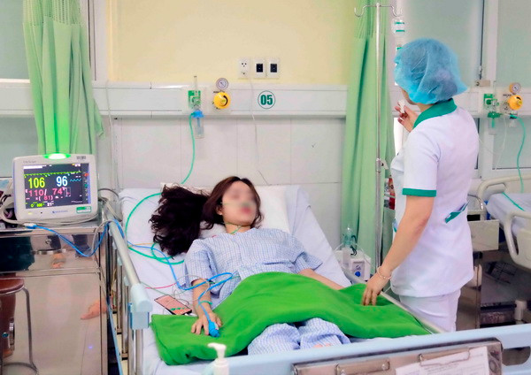 Cấp cứu kịp thời bốn du khách bị đuối nước khi tắm biển ảnh 1