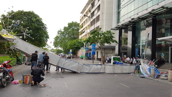TP.HCM: Giông lớn “kéo” đổ cổng chào phố đi bộ Nguyễn Huệ ảnh 1