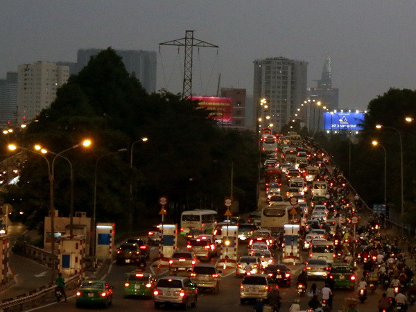 Cửa ngõ sân bay Tân Sơn Nhất kẹt cứng vì người dân đi lễ ảnh 1