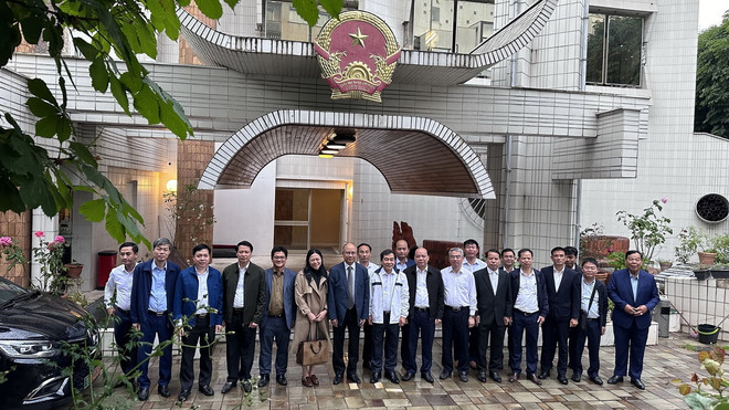 Đại sứ Việt Nam tại Pháp tiếp Chủ tịch HĐND Nguyễn Tiến Thành và đoàn. (Ảnh: Nguyễn Thu Hà/TTXVN) ttxvn_dai su quan Phap va tinh Thai Binh.jpg