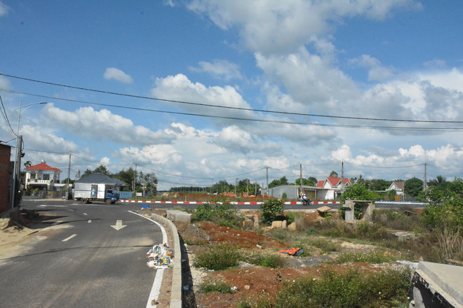 Dự án đầu tư xây dựng đường Hồ Chí Minh đoạn tránh phía Đông thành phố Buôn Ma Thuột, tỉnh Đắk Lắk nút giao với Quốc lộ 27 đoạn qua huyện Cư Kuin. (Ảnh: Tuấn Anh/TTXVN) ttxvn_duong tranh Buon Ma Thuot1.jpg