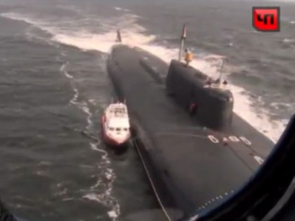 Tàu ngầm hạt nhân Nga bất ngờ nổi lên cứu xuồng máy ảnh 1