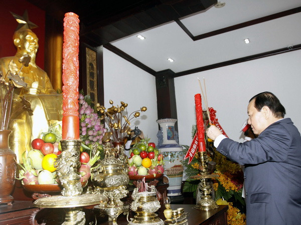 Dâng hương kỷ niệm 125 năm Ngày sinh Chủ tịch Hồ Chí Minh ảnh 1