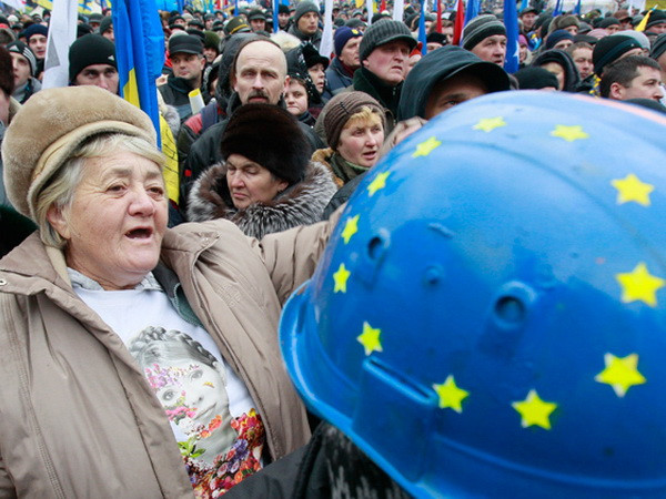 Hàng trăm nghìn người biểu tình tiếp tục xuống đường ở thủ đô Kiev ảnh 1