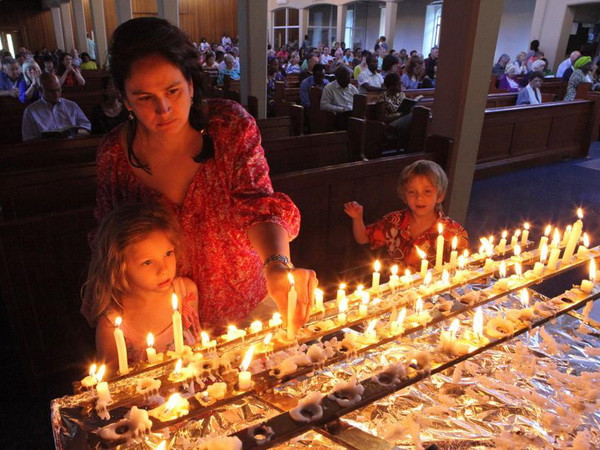 Hàng triệu người dân cầu nguyện cho cố Tổng thống Mandela ảnh 1