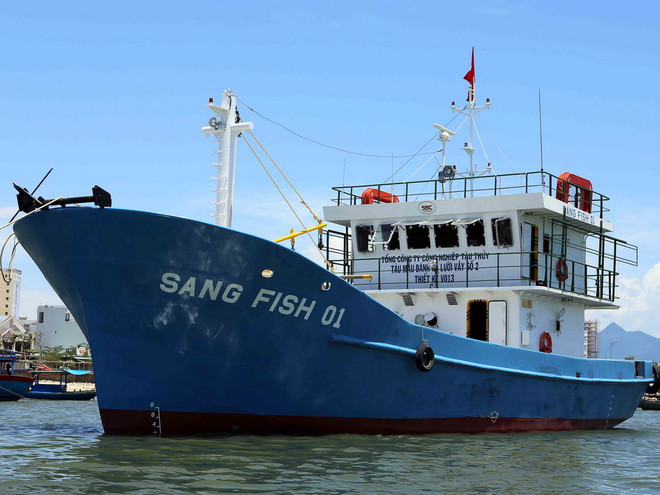 Bàn giao tàu mẫu chụp mực vỏ thép cho ngư dân Quảng Bình ảnh 1