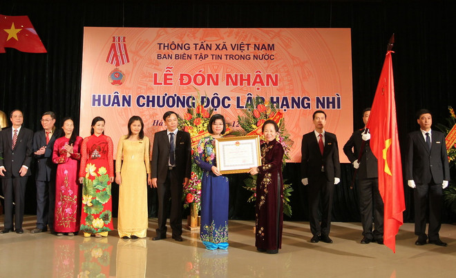 Trao Huân chương Độc lập hạng Nhì cho Ban Tin trong nước TTXVN ảnh 1