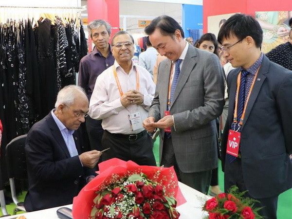 Doanh nghiệp Việt Nam tham gia Hội chợ Quốc tế Lụa Ấn Độ lần thứ sáu ảnh 1