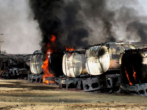 Taliban tấn công đoàn xe tiếp vận NATO ở vùng biên giới Afghanistan ảnh 1