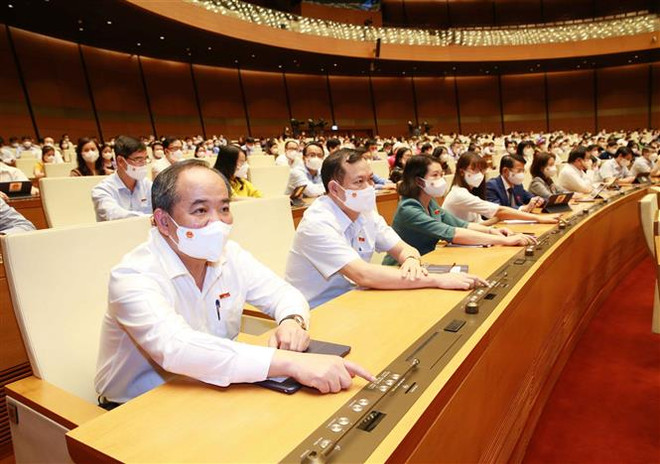 Đại biểu Quốc hội tỉnh Nam Định biểu quyết thông qua Nghị quyết về việc thành lập Đoàn giám sát chuyên đề của Quốc hội năm 2022. (Ảnh: Phương Hoa/TTXVN) Thông qua Nghị quyết thành lập Đoàn giám sát về tiết kiệm ảnh 1